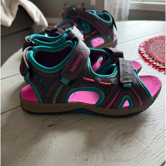 New Girls Merrell sandals size 2 or 4 - Picture 2 of 6